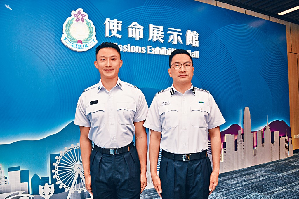 入境處助理處長(管理及支援)歐陽至威(左)介紹《使命》展示館 ,見習入境事務主任受訓學員翁樂誦(右)則分享前往內地接受培訓的經歷。
