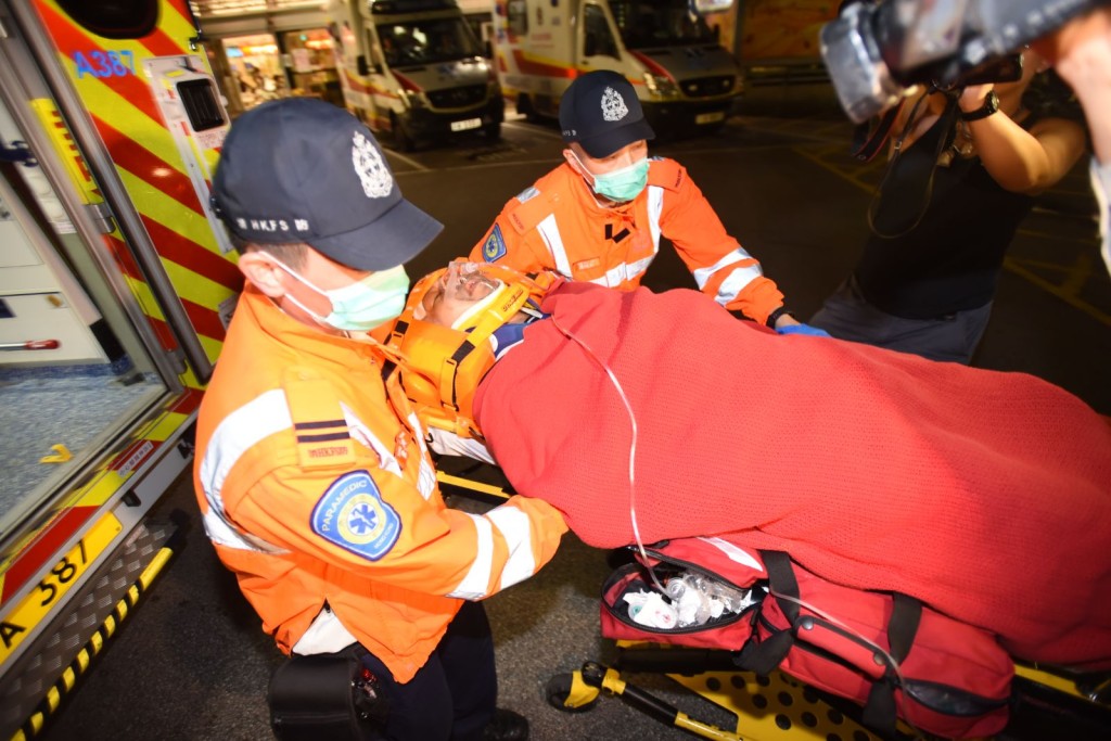 藍田私家車撞倒一對過馬路父子
