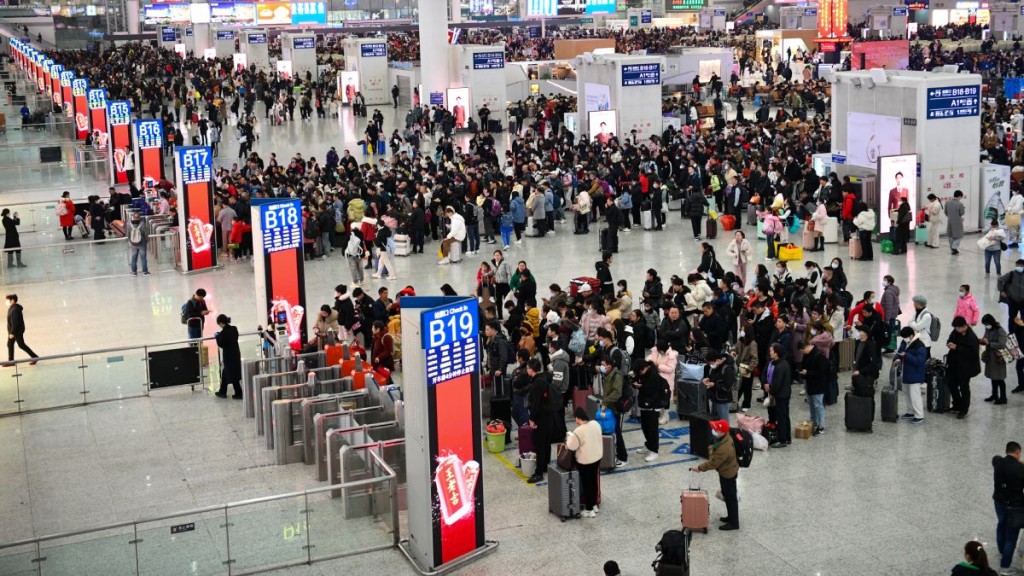 每年五一长期，内地民众都争购铁路车票。图为深圳北站。新华社