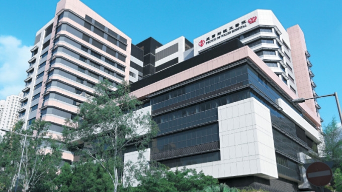 男事主清醒由救护车送往威尔斯亲王医院治理。 男事主清醒由救护车送往威尔斯亲王医院治理。