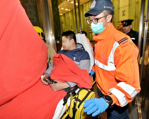在長江中心與警員對峙的男子,終被制服送院。黃文威攝