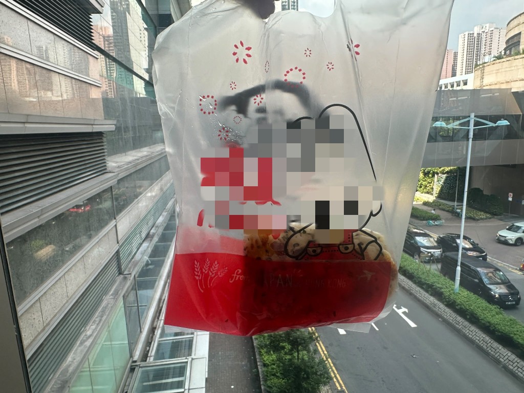 記者實測發現,許先生光顧的店鋪,若購買無包裝麵包時會贈送一個膠袋。 記者實測發現,許先生光顧的店鋪,若購買無包裝麵包時會贈送一個膠袋。