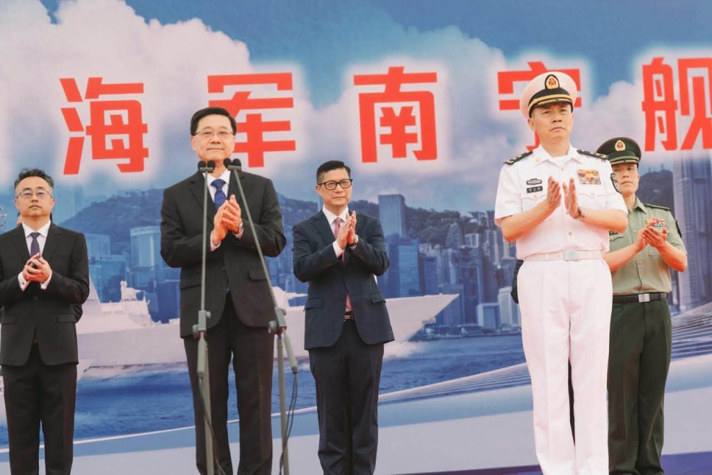 李家超出席南寧艦編隊訪港歡迎儀式,代表香港特區政府和香港市民熱烈歡迎南寧艦編隊來到。 李家超出席南寧艦編隊訪港歡迎儀式,代表香港特區政府和香港市民熱烈歡迎南寧艦編隊來到。