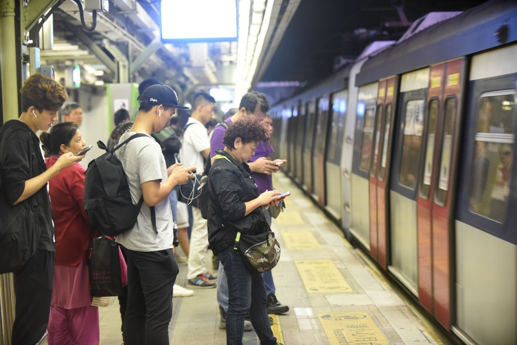 香港手机普及率高,投注容易,成为外围庄家首要目标。 香港手机普及率高,投注容易,成为外围庄家首要目标。
