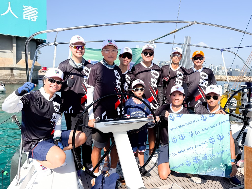 1965年畢業於華仁書院的黃鑑全(左三)今年首次參賽,他希望藉今次比賽跟更多年輕帆手交流。 1965年畢業於華仁書院的黃鑑全(左三)今年首次參賽,他希望藉今次比賽跟更多年輕帆手交流。