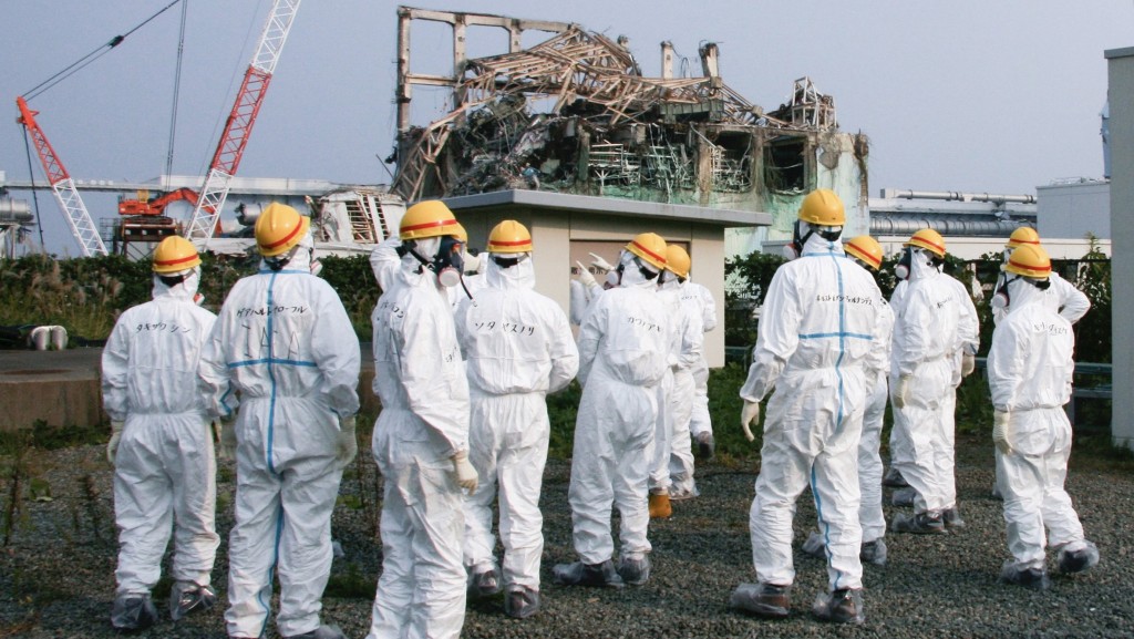 2011年10月11日，東日本大地震發生7個月後，IAEA國際修復專家團成員檢查福島第一核電廠3號反應堆。 路透社資料圖