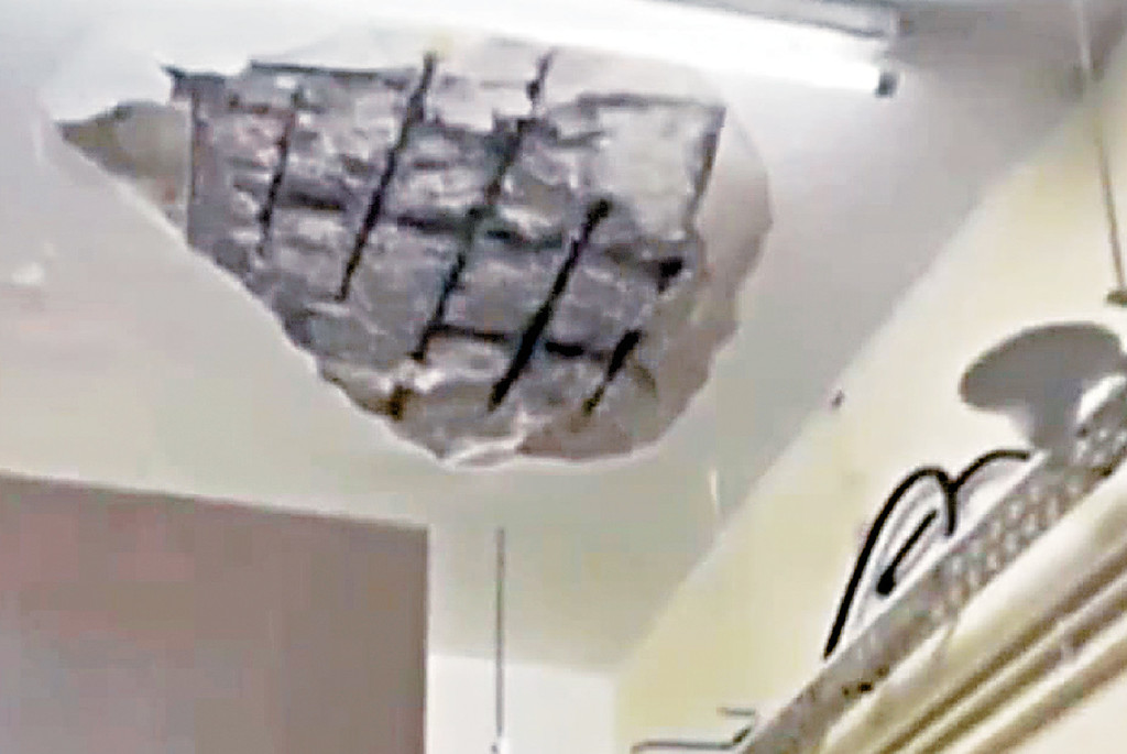 ■瑪麗醫院被揭去年6月已發生石屎剝落事件，碎片散落一地。
