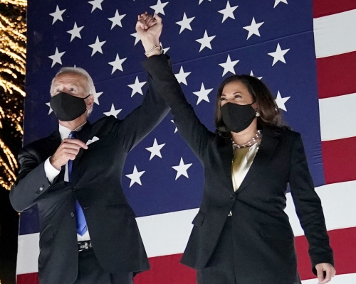 美國民主黨總統候選人拜登及競選搭檔賀錦麗。 AP
