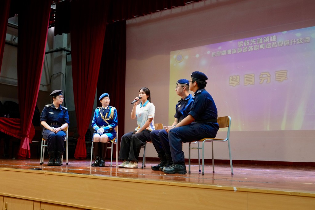 「懲教先鋒領袖」學員在典禮上分享參與計劃的得着。 「懲教先鋒領袖」學員在典禮上分享參與計劃的得着。