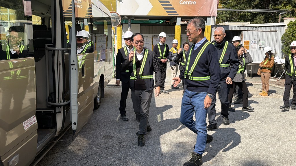 委員會3人在建築署副署長陪同下到其他工地視察竹棚架和金屬棚架的實際情況。 委員會3人在建築署副署長陪同下到其他工地視察竹棚架和金屬棚架的實際情況。