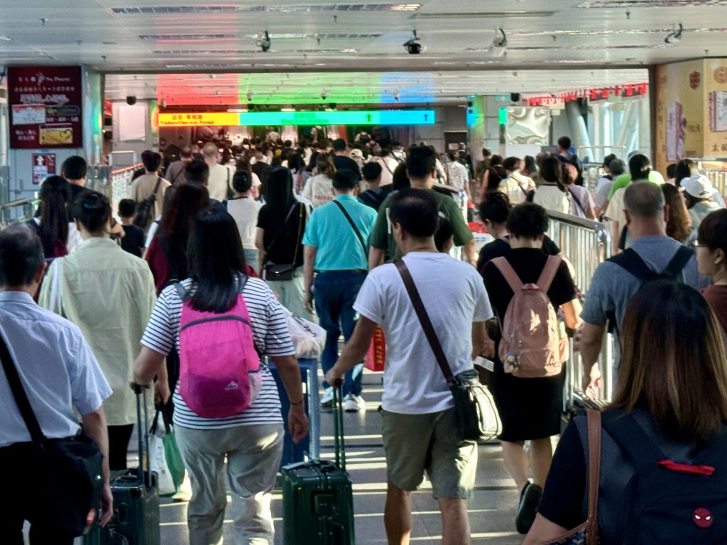 记者实测，到罗湖港铁站用时约25分钟，更用了两次才成功上到往金钟方向的地铁。