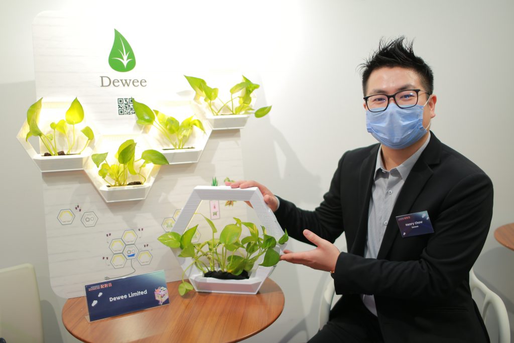 Dewee以六角形为模组设计,内有灯光、水及泥土,将一个控制器配搭一个模组便可以开始种植。 Dewee以六角形为模组设计,内有灯光、水及泥土,将一个控制器配搭一个模组便可以开始种植。