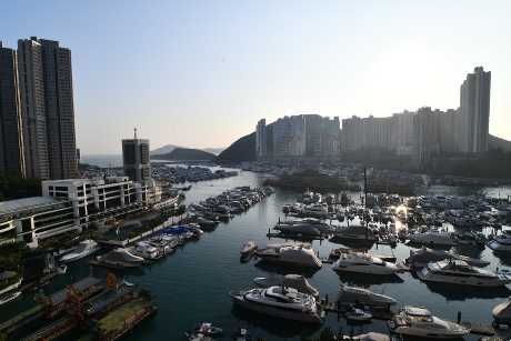 放盤正向南，廳房均可享有遊艇會及香港仔海峽景致。