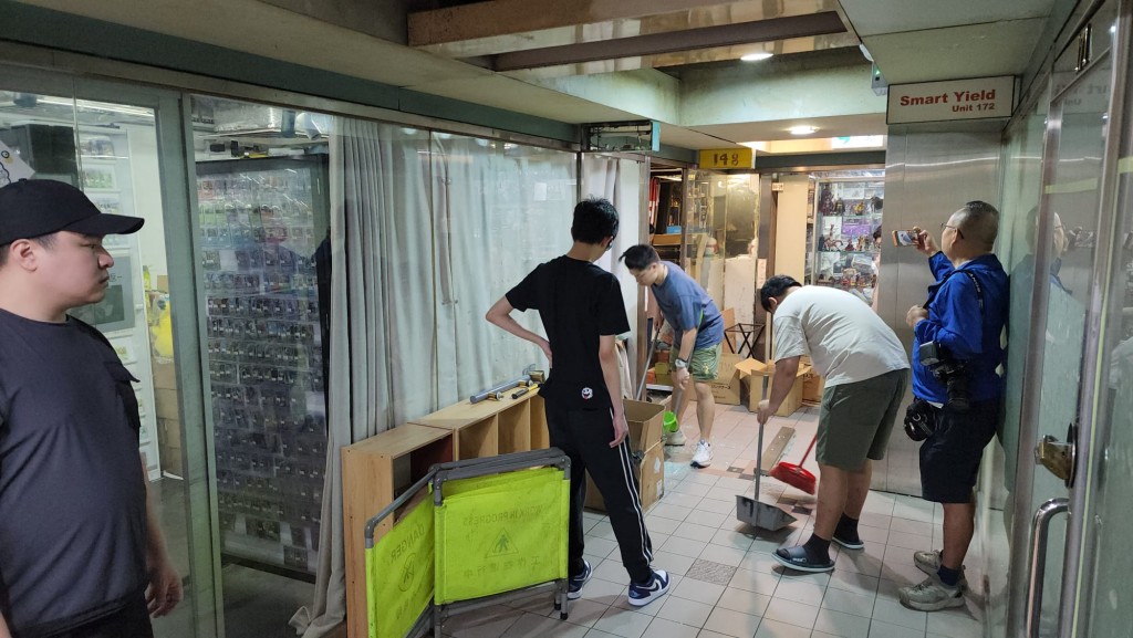 警員接報到場後，發現舖位地面遺下大量玻璃碎片，並檢獲硬物帶走調查。黎志偉攝