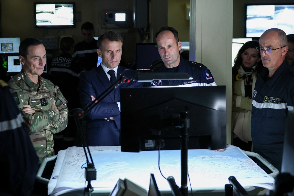 法國總統馬克龍周日（8日）與伊朗總統佩澤希齊揚通電話，呼籲伊方保障霍爾木茲海峽的航行自由。路透社