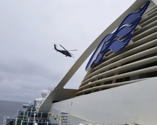 「至尊公主號」郵輪據報15人呈陽性,衛生部門的直升機已將快速測試劑送到船上。AP