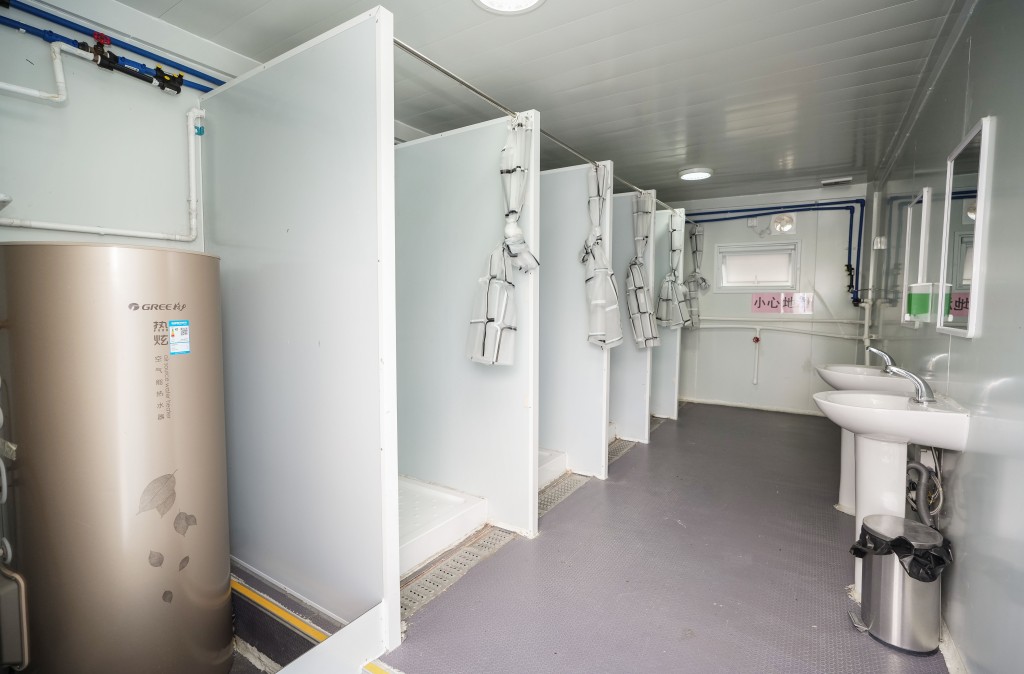 入住工人可使用外设的公共洗手间及淋浴间。刘骏轩摄