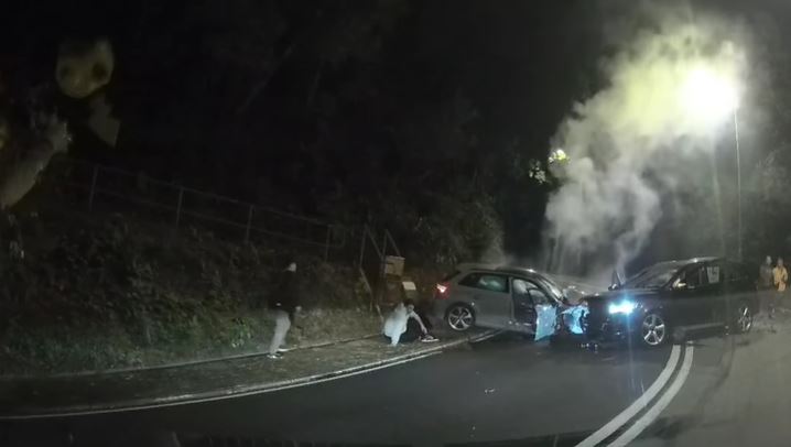 男司機走到車尾坐在路面待援。網片截圖