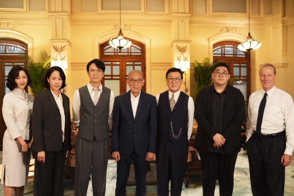 英皇集團主席楊受成博士率陳茂賢導演、黃子華、許冠文、林嘉欣、衛詩雅、Iain Glen合照。 英皇集團主席楊受成博士率陳茂賢導演、黃子華、許冠文、林嘉欣、衛詩雅、Iain Glen合照。