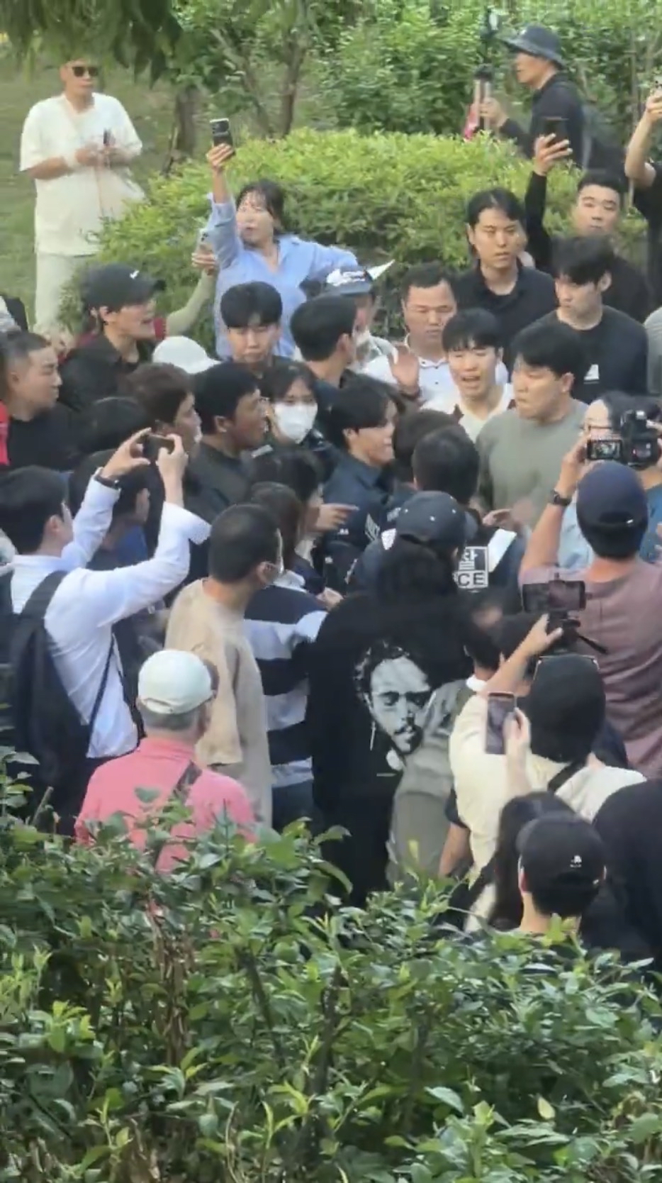 網民指JTBC女記者試圖翻窗逃跑時被示威者「抓獲」,現場一片混亂。 X@wzwcxx 網民指JTBC女記者試圖翻窗逃跑時被示威者「抓獲」,現場一片混亂。 X@wzwcxx