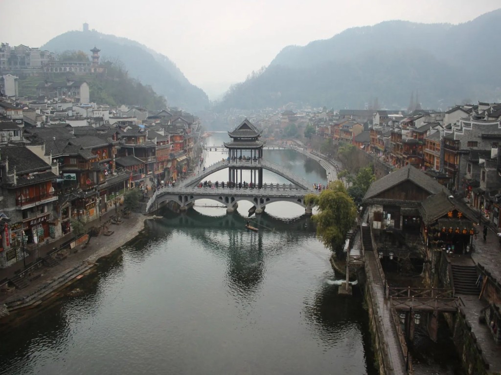 凤凰古城2007年被评为「中国旅游强县」。