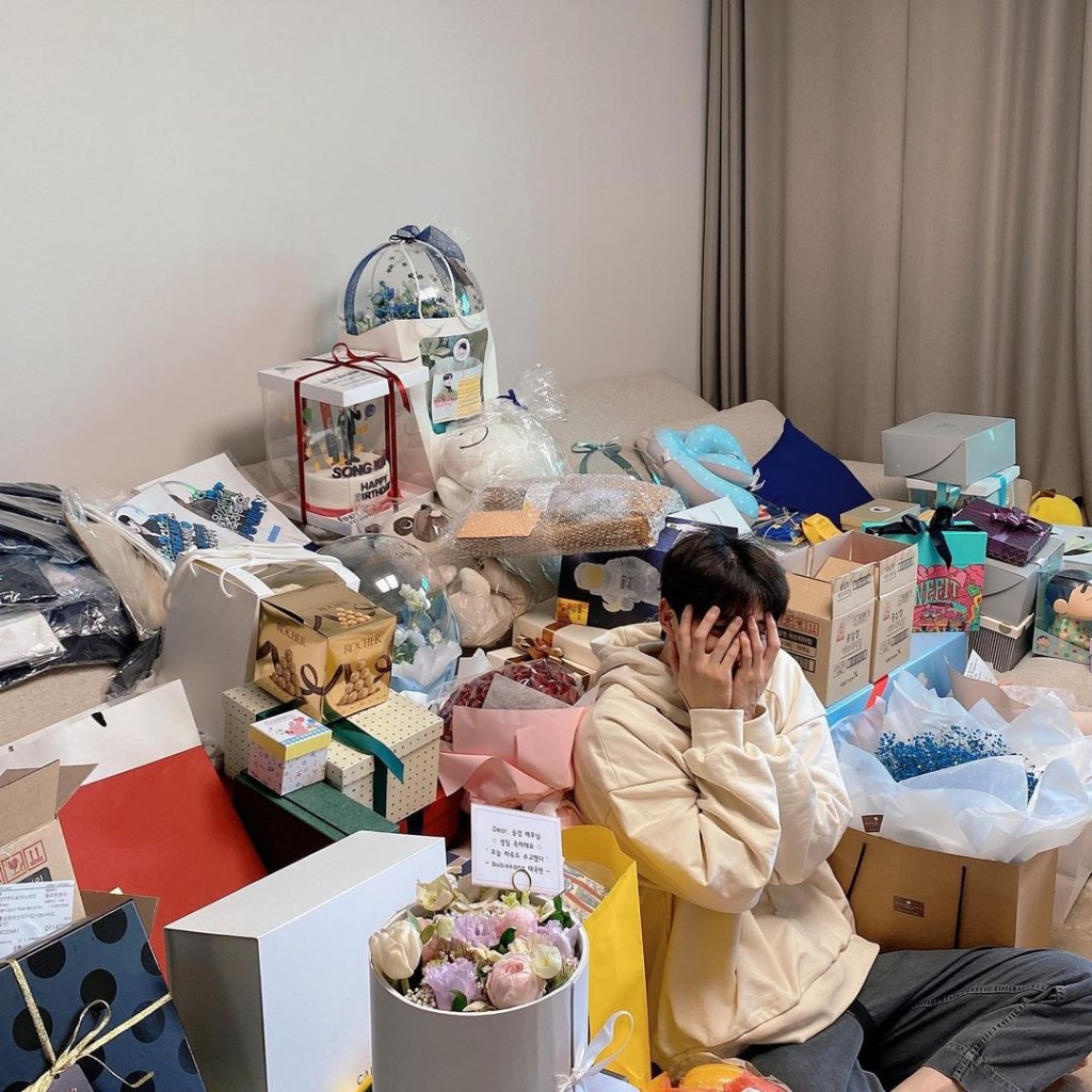 生日禮物放滿成個客廳。