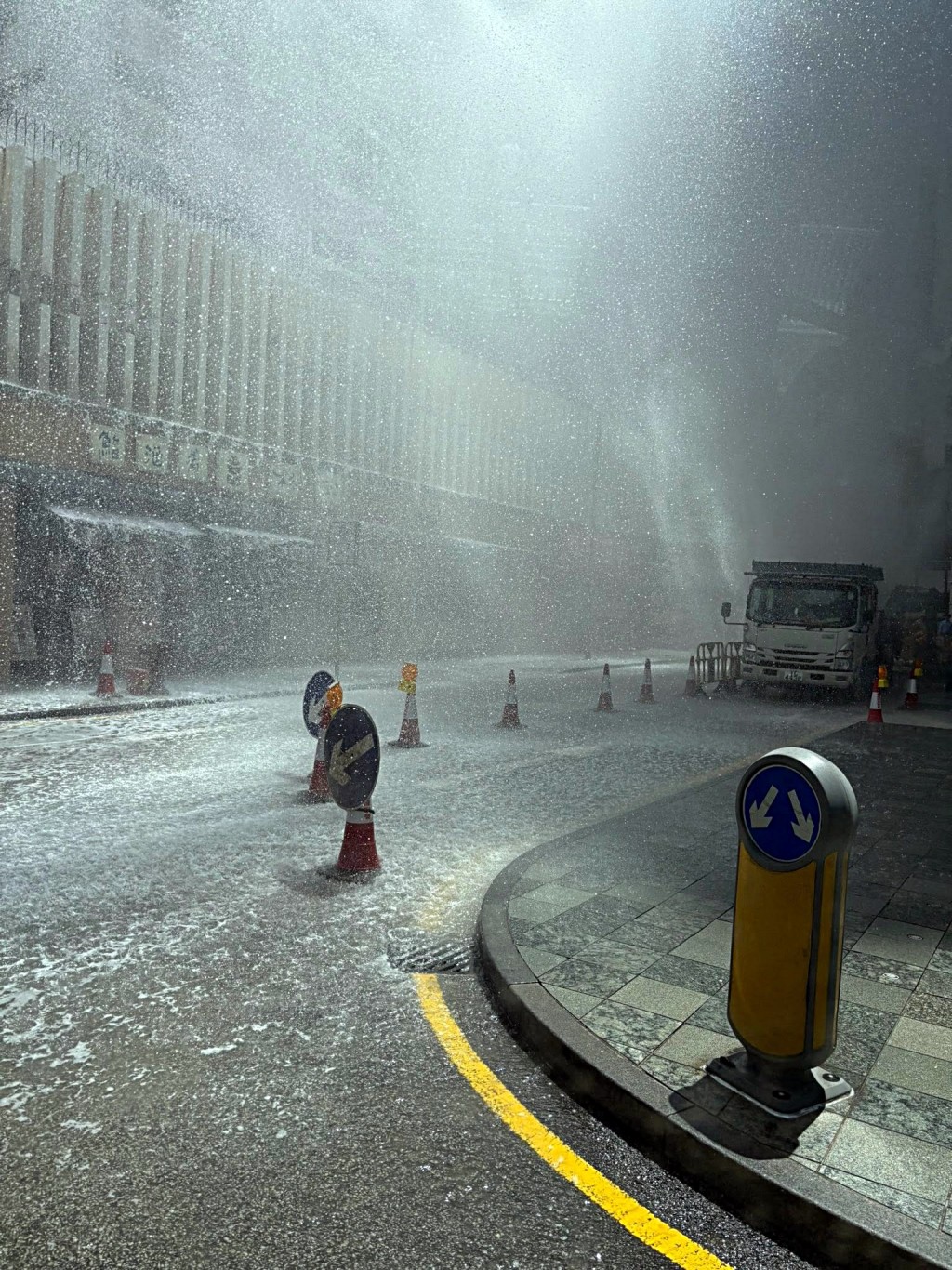 水管爆裂附近如下暴雨。fb:香港交通及突發事故報料區 水管爆裂附近如下暴雨。fb:香港交通及突發事故報料區