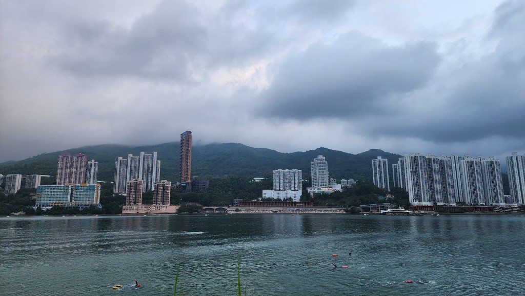本港部分時間有陽光及炎熱,市區最高氣溫約32度,新界再高一兩度。黎志偉攝 本港部分時間有陽光及炎熱,市區最高氣溫約32度,新界再高一兩度。黎志偉攝