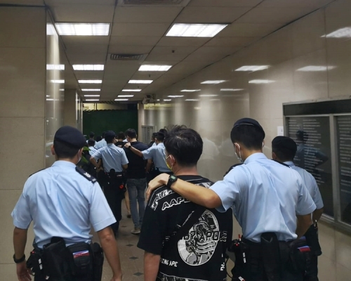 警方搗破觀塘一間懷疑無牌酒吧,拘捕一名男負責人及8名酒客。警方圖片