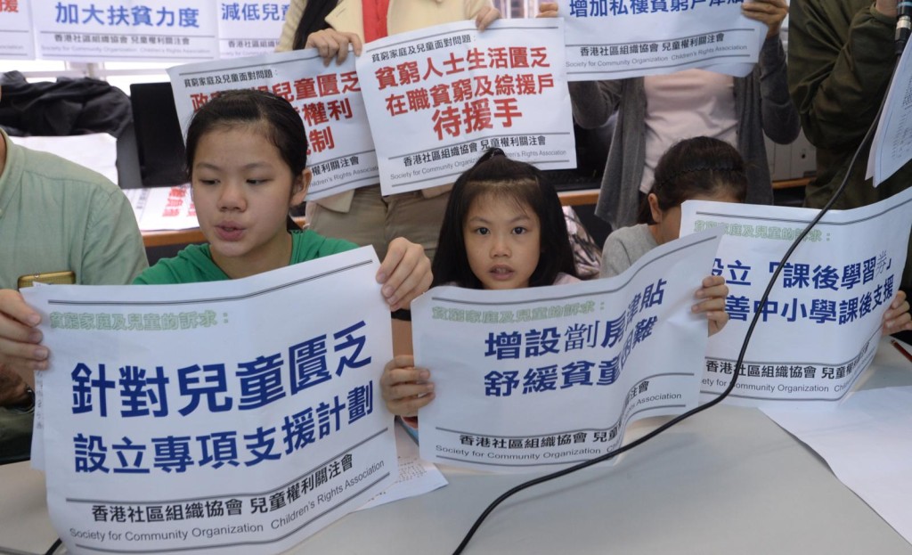 就讀中一的女生譚同學(左)及妹妹。黃賢創攝