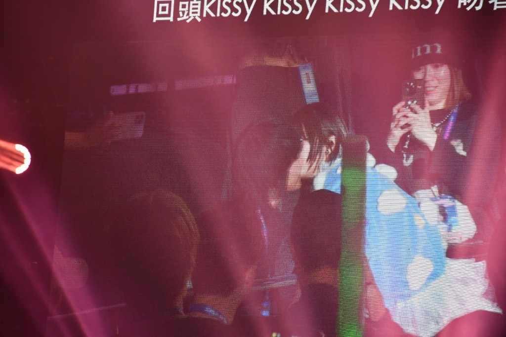 Sica唱《Kiss Kiss Kiss》時，她即興地揀兩位相熟的人來親嘴。