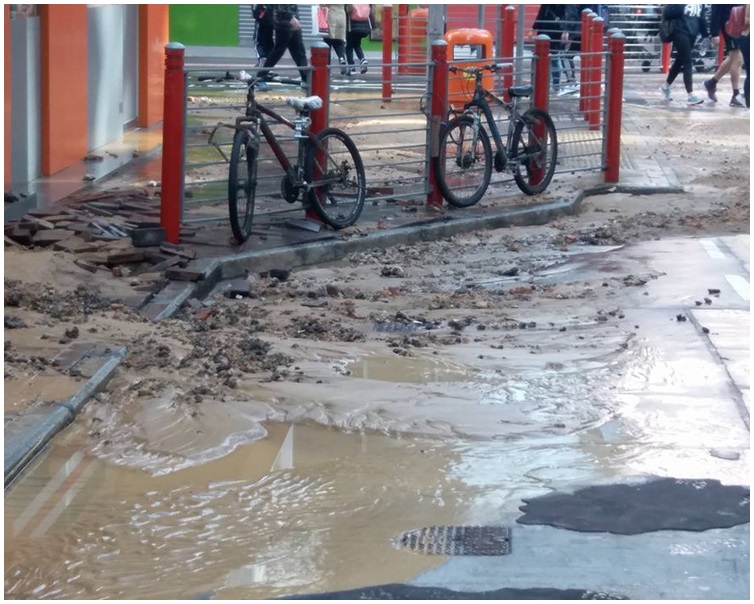 大量水夾雜沙石由地底湧出馬路。圖:網民Keung Chak