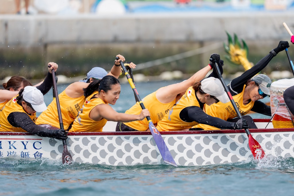 渡边那于美（前排左二）代表「香港日本龙」参与「世界航商大会吉列岛杯龙舟赛2026」。 笔者提供