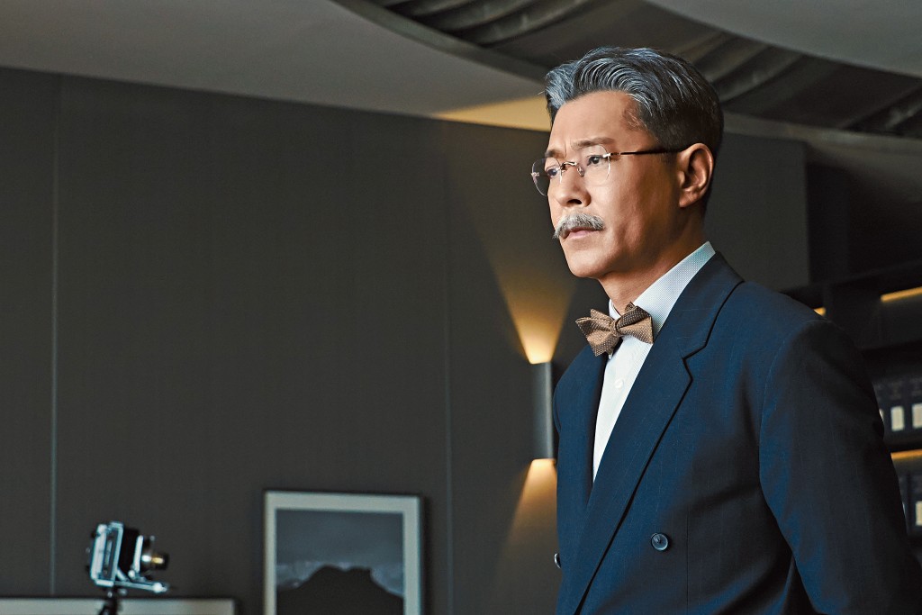 古天樂在《寒戰1994》中，飾演候任特首葉舜廷。