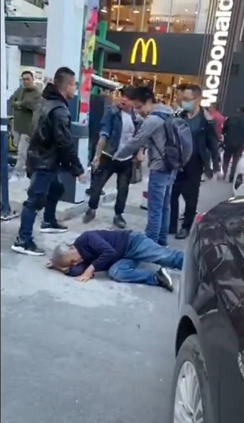 康某當街毆打老人。網圖