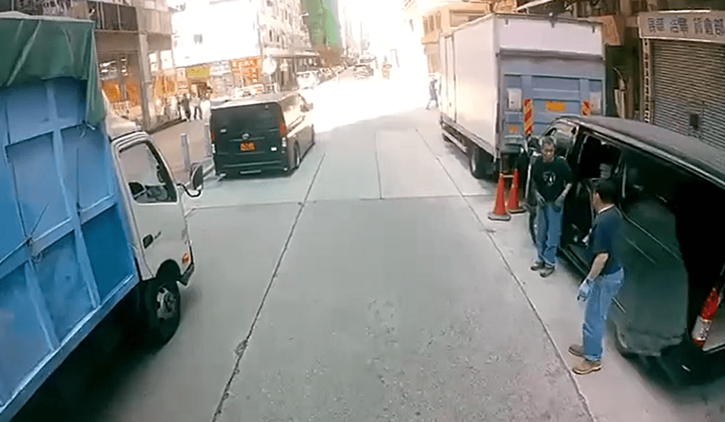 男途人自行爬起身。fb：車cam L（香港群組）