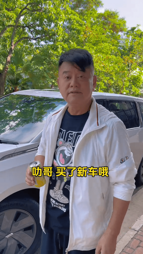 陈百祥去年换新车，更在网上拍片大赞。