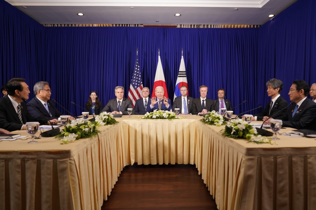 拜登周日在東亞峰會上強調，美國與中國的溝通渠道會保持暢通。AP