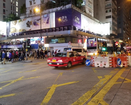 彌敦道／窩打老道路口放置了臨時交通燈。政府新聞處圖片