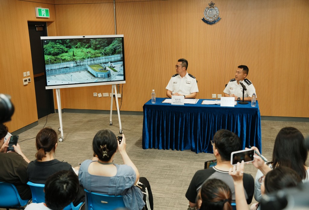 大型活動科重點及搜查組警司高仲英(左)及總督察羅海明(右)介紹「小型無人機行動調配」先導計劃。 汪旭峰攝 大型活動科重點及搜查組警司高仲英(左)及總督察羅海明(右)介紹「小型無人機行動調配」先導計劃。 汪旭峰攝