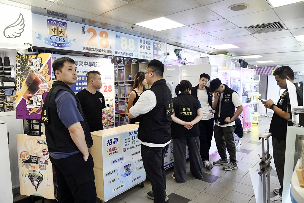 警員在相關書店巡查。徐裕民攝 警員在相關書店巡查。徐裕民攝