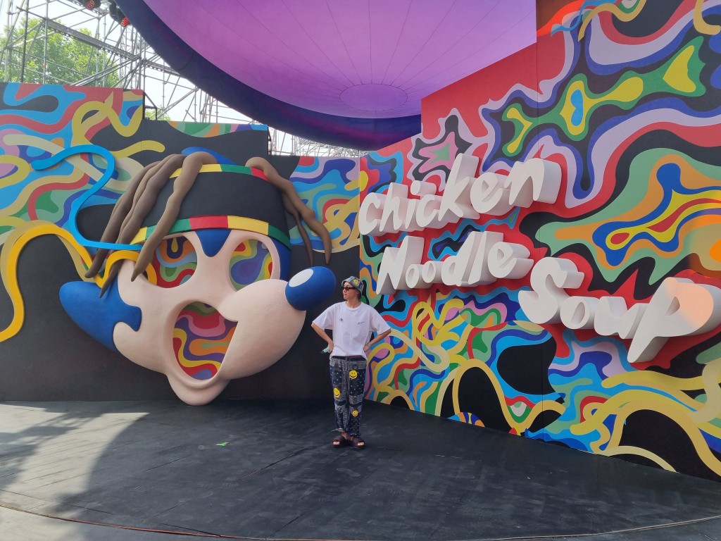 第二場是Worldwide Vision，有Jhope的《Chicken Noodle Soup》。