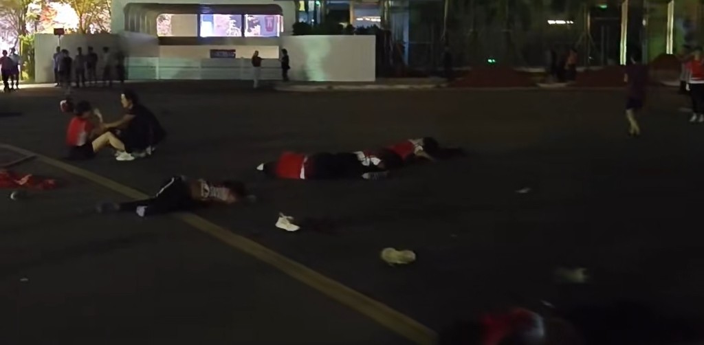 惨剧发生后，有疑似“徒步队”成员被撞倒。微博