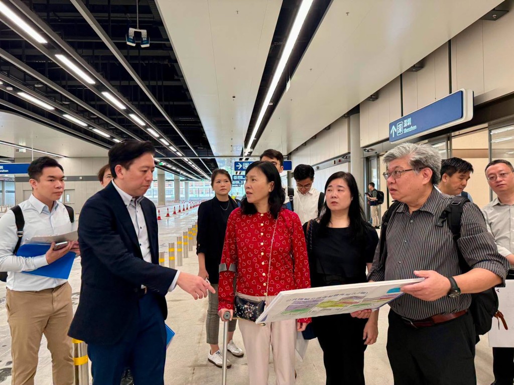 運輸及物流局局長陳美寶今日到訪新皇崗口岸,與局方、運輸署及路政署同事視察口岸的交通安排。(運輸及物流局局Facebook) 運輸及物流局局長陳美寶今日到訪新皇崗口岸,與局方、運輸署及路政署同事視察口岸的交通安排。(運輸及物流局局Facebook)