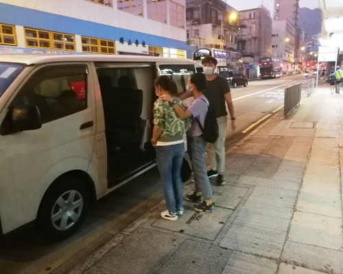 人員拘捕一名43歲及44歲本地女子。警方圖片