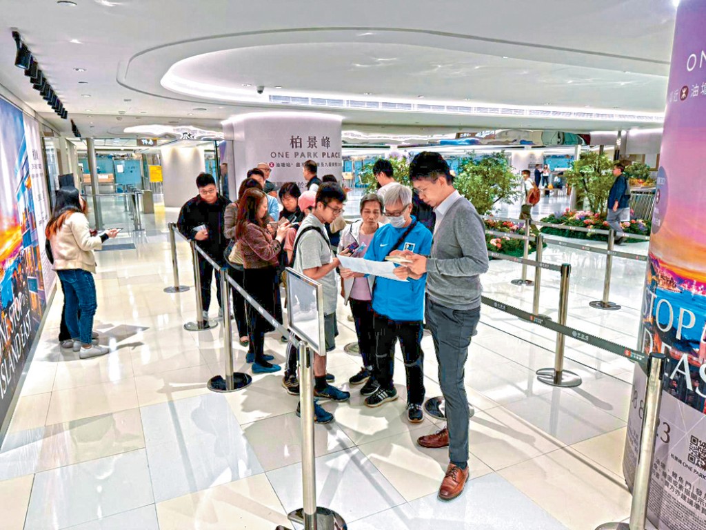 位於中港城示範單位，昨日下午時份現參觀人流情況不俗。