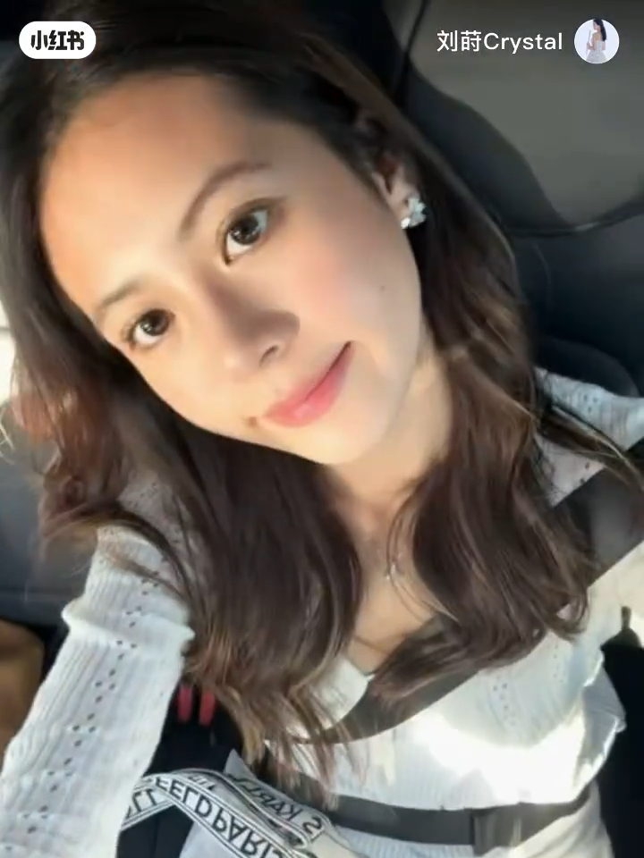劉蒔眼大大，樣子甜美，至於膚色卻是見仁見智。