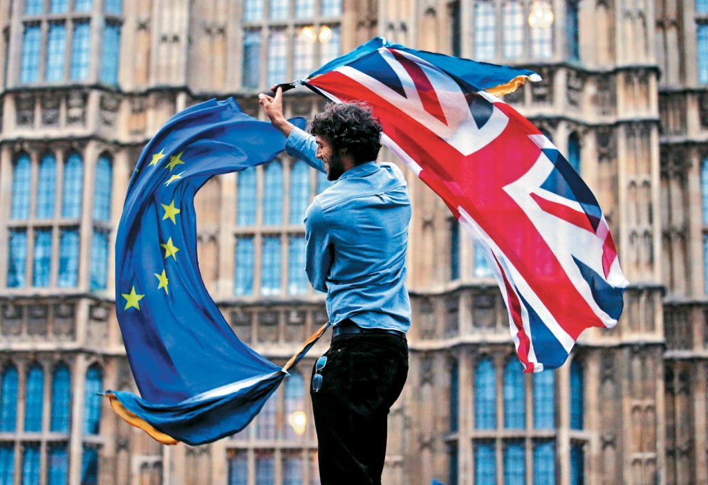 2016年脱欧公投后，反脱欧示威者在伦敦挥舞英国国旗和欧盟旗帜。