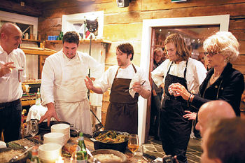 ■雷哲皮（左三）和他的大廚團隊。美聯社