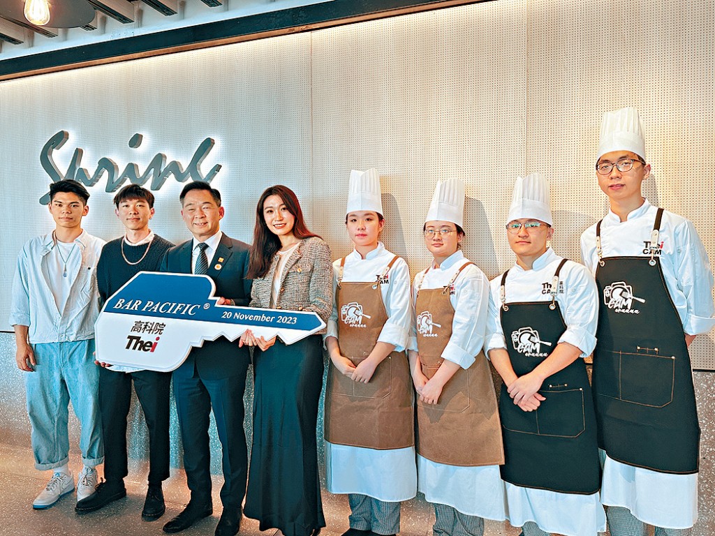 高科院校長劉建德（左3）期望政府容許「雙軌並行」，讓院校在課程審批期間以大學的身份招生。